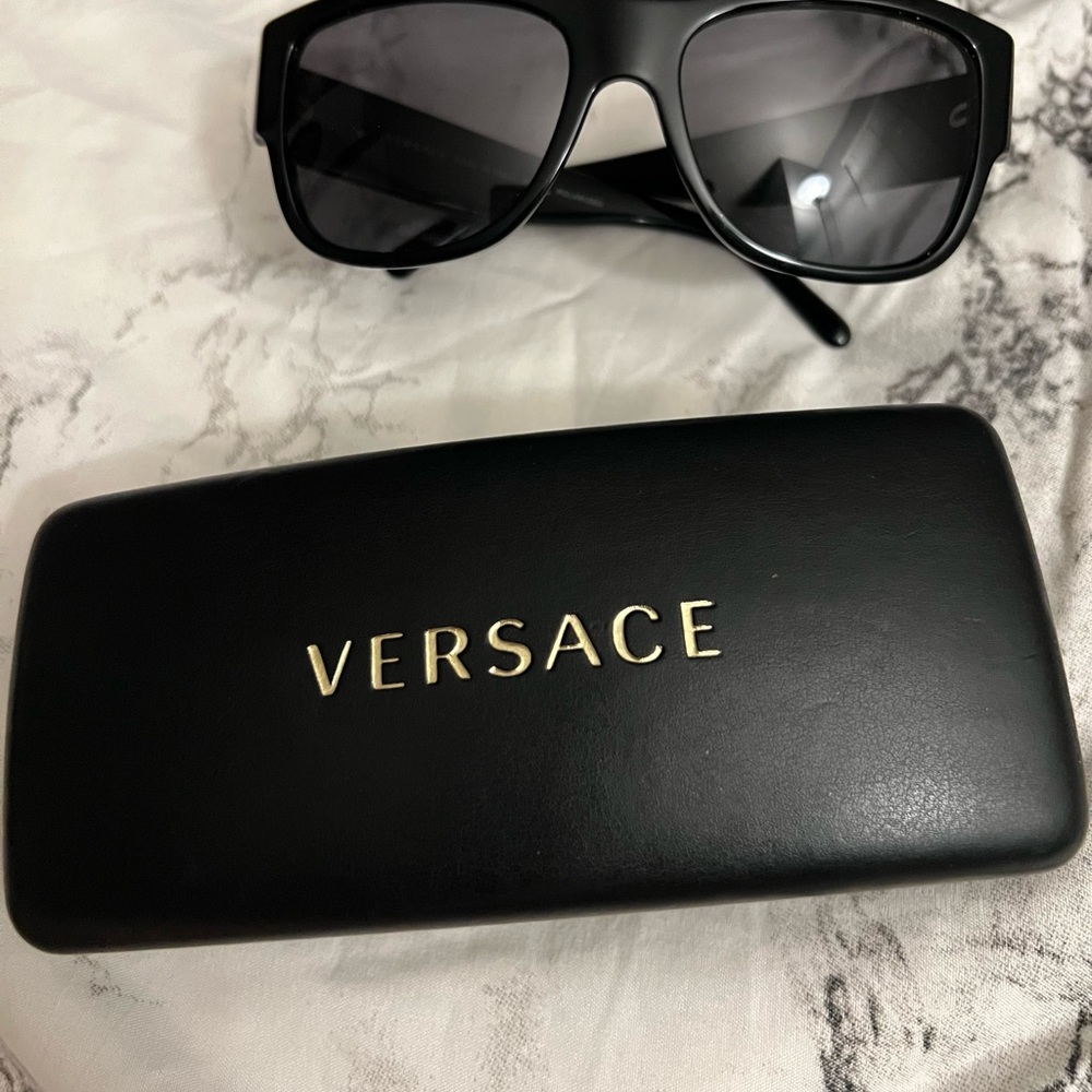 Stunning and very stylish men sunglasses! Willing to trade as well!